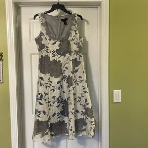 Signature by Robbie Bee sleeveless gray and off white floral midi dress Size 10